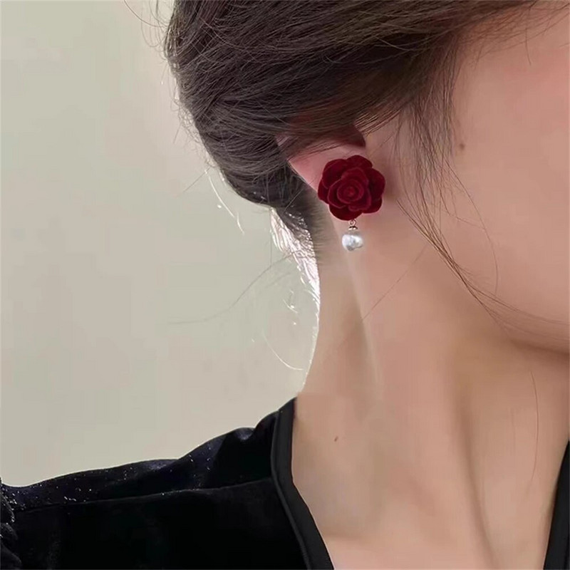 Vintage flokējot sarkanās rozes kalnu strēles auskari sievietēm Izsmalcināti pērļu ziedu paziņojumi auskari līgavas kāzu rotaslietas dāvana