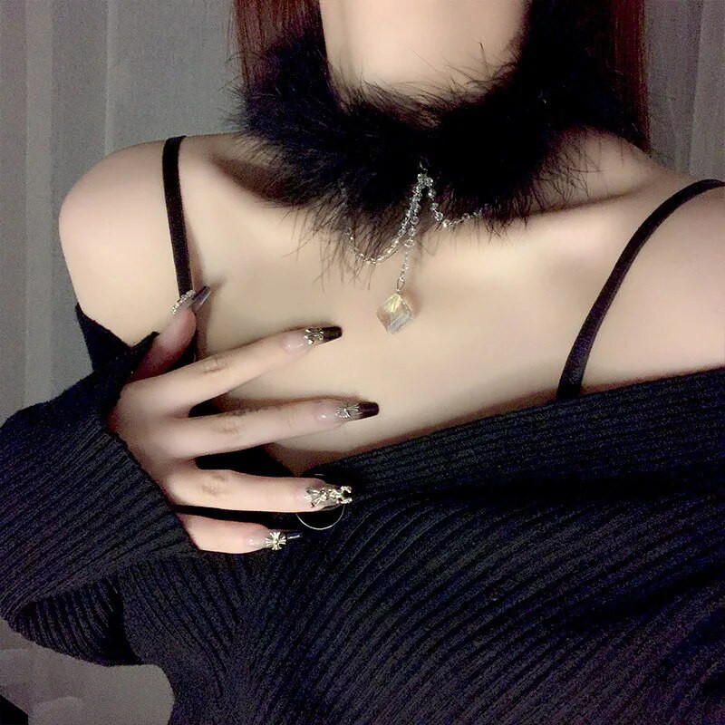 Korėjietiškas elegantiškas juodai baltas plunksnų pliušinis kaklaraištis moterims mados geometrinis krištolo kutų karoliai vestuvių vakarėlio papuošalai dovanos