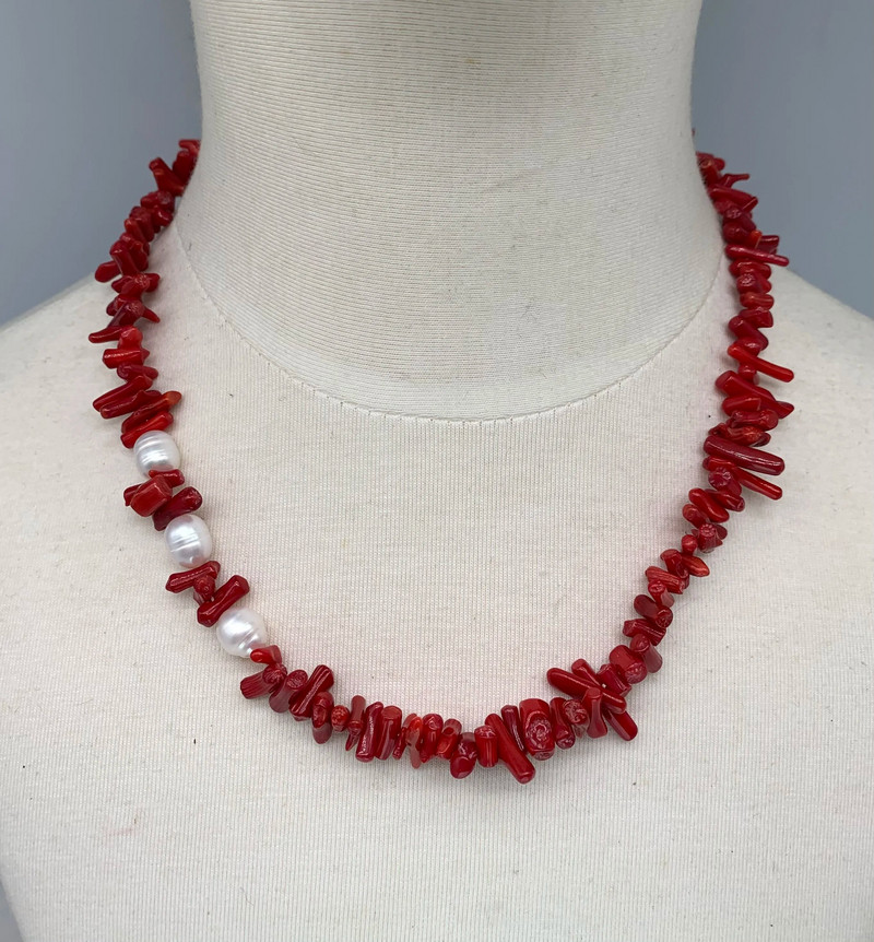 Prirodni dragi kamen, nepravilni crveni koralj, prirodni slatkovodni biseri, izrada nakita, pribor od nehrđajućeg čelika, ogrlica