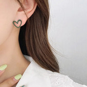 Ασημένια βελόνα ασύμμετρα μικρά σκουλαρίκια κοριτσίστικη ιδιοσυγκρασία σε στυλ Χονγκ Κονγκ Σκουλαρίκια σε σχήμα αγάπης Όμορφα σκουλαρίκια καθημερινής χρήσης