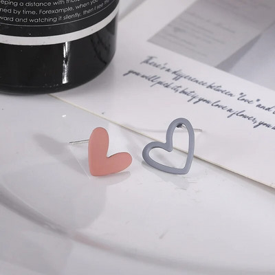 Ασημένια βελόνα ασύμμετρα μικρά σκουλαρίκια κοριτσίστικη ιδιοσυγκρασία σε στυλ Χονγκ Κονγκ Σκουλαρίκια σε σχήμα αγάπης Όμορφα σκουλαρίκια καθημερινής χρήσης