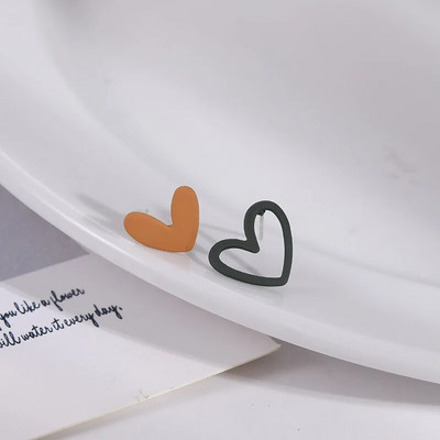 Ασημένια βελόνα ασύμμετρα μικρά σκουλαρίκια κοριτσίστικη ιδιοσυγκρασία σε στυλ Χονγκ Κονγκ Σκουλαρίκια σε σχήμα αγάπης Όμορφα σκουλαρίκια καθημερινής χρήσης