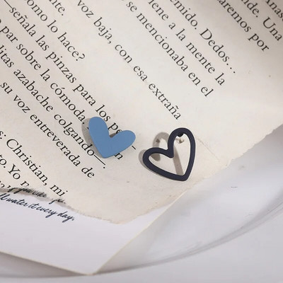 Ασημένια βελόνα ασύμμετρα μικρά σκουλαρίκια κοριτσίστικη ιδιοσυγκρασία σε στυλ Χονγκ Κονγκ Σκουλαρίκια σε σχήμα αγάπης Όμορφα σκουλαρίκια καθημερινής χρήσης