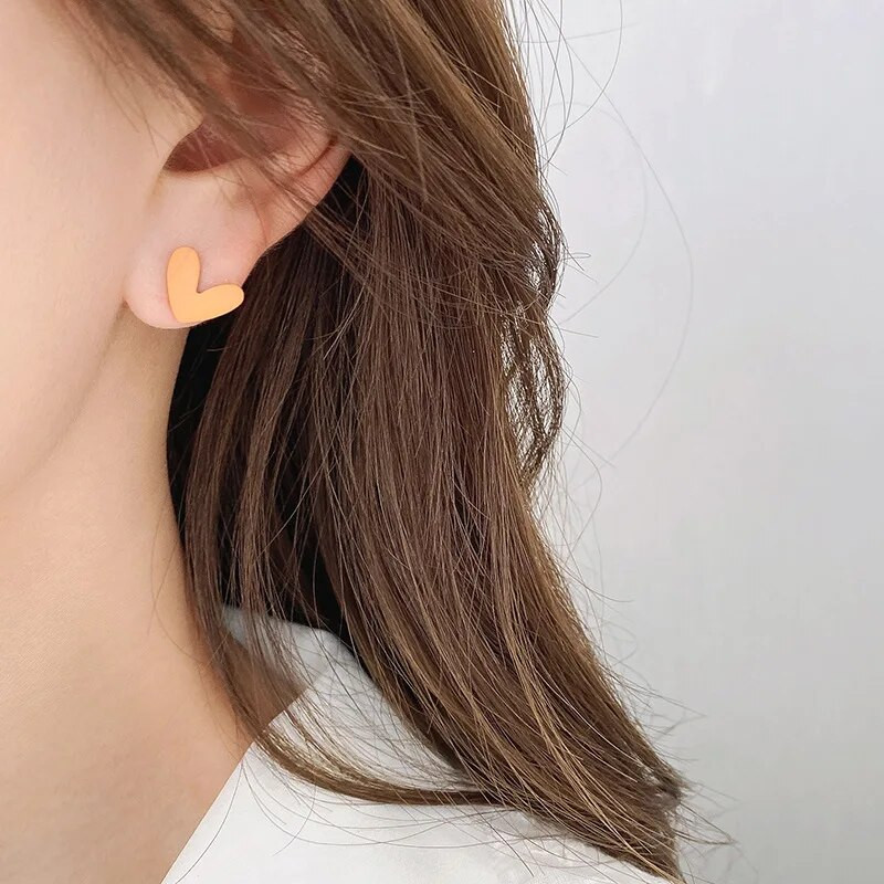 Ασημένια βελόνα ασύμμετρα μικρά σκουλαρίκια κοριτσίστικη ιδιοσυγκρασία σε στυλ Χονγκ Κονγκ Σκουλαρίκια σε σχήμα αγάπης Όμορφα σκουλαρίκια καθημερινής χρήσης
