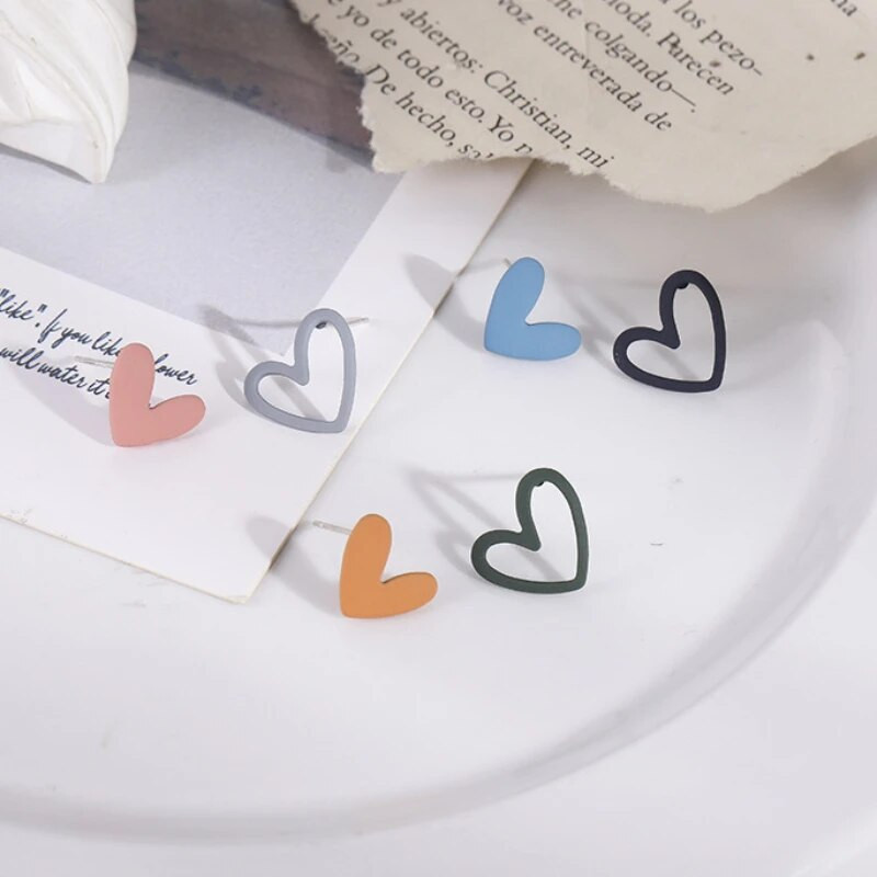 Ασημένια βελόνα ασύμμετρα μικρά σκουλαρίκια κοριτσίστικη ιδιοσυγκρασία σε στυλ Χονγκ Κονγκ Σκουλαρίκια σε σχήμα αγάπης Όμορφα σκουλαρίκια καθημερινής χρήσης