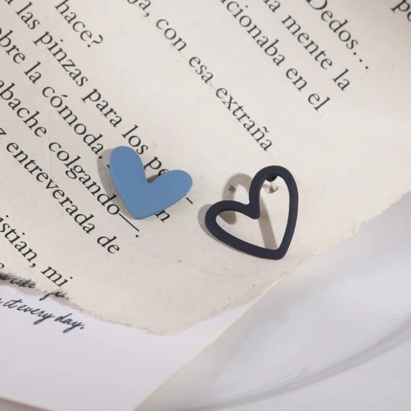 Ασημένια βελόνα ασύμμετρα μικρά σκουλαρίκια κοριτσίστικη ιδιοσυγκρασία σε στυλ Χονγκ Κονγκ Σκουλαρίκια σε σχήμα αγάπης Όμορφα σκουλαρίκια καθημερινής χρήσης