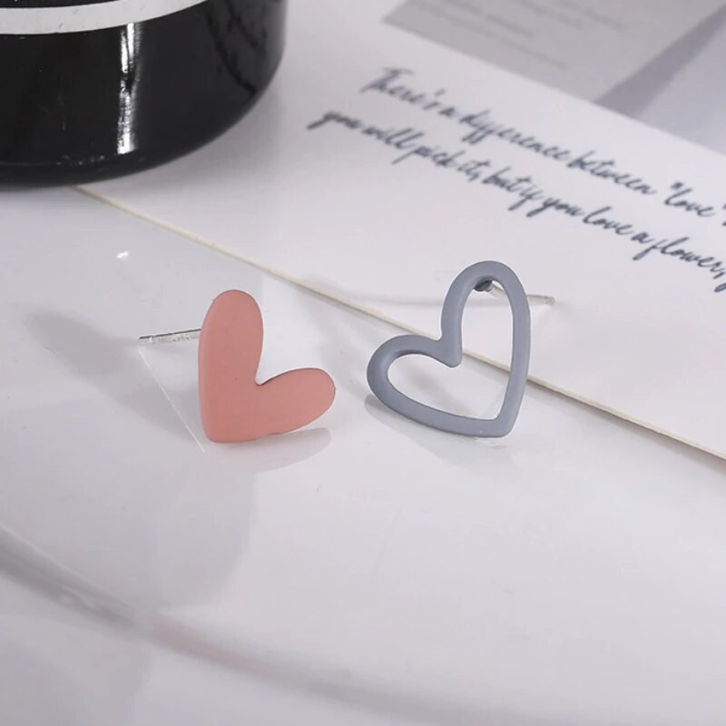 Ασημένια βελόνα ασύμμετρα μικρά σκουλαρίκια κοριτσίστικη ιδιοσυγκρασία σε στυλ Χονγκ Κονγκ Σκουλαρίκια σε σχήμα αγάπης Όμορφα σκουλαρίκια καθημερινής χρήσης