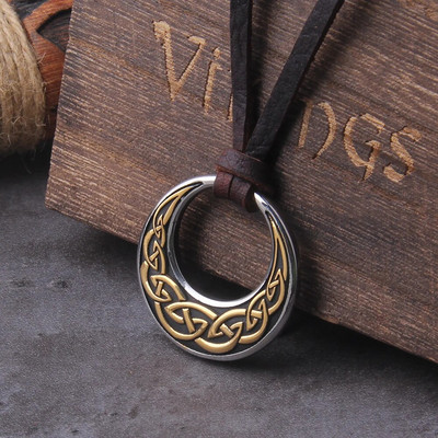 Колие с кръгла висулка с келтски възел Never Fade има регулируема верижка от кожен шнур с дървена кутия на викингите като подарък