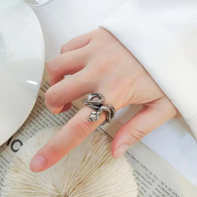 Retro panks pārspīlēts dzīvnieku regulējams balts melns kobra čūskas gredzens vīriešiem, meitenēm, sievietēm, hip hop ballītēm rotaslietas aksesuāri