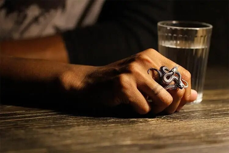 Retro panks pārspīlēts dzīvnieku regulējams balts melns kobra čūskas gredzens vīriešiem, meitenēm, sievietēm, hip hop ballītēm rotaslietas aksesuāri