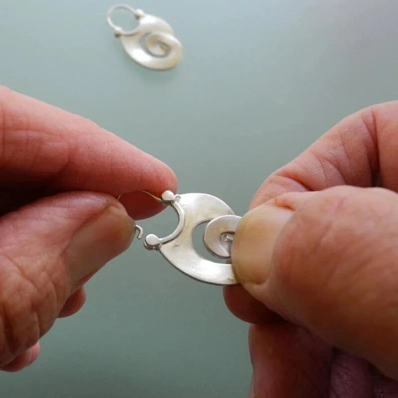 Čigānu čokurošanās metāla stīpiņu auskari sievietēm Rotaslietas vintage sudraba krāsas dobi spirālveida tinumu karājas auskari