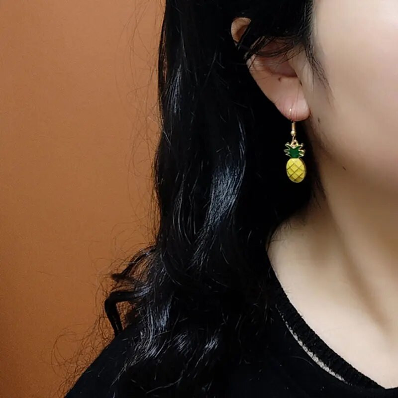 Moteriški vaisiniai auskarai, cinko lydinio aukso spalvos ananasai / ananas geltonos ir žalios spalvos emalio auskarai, kabantys auskarai, papuošalai, 1 pora