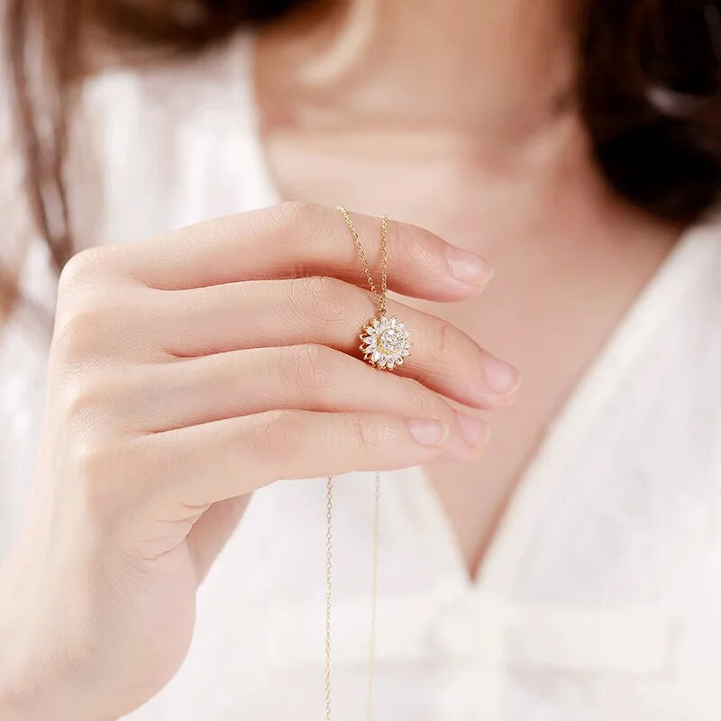 Luksusa modes cirkona rotācijas margrietiņa saulespuķu kulons kaklarota, rotējoša kristāla ziedu nerūsējošā tērauda dizaineru rotaslietas