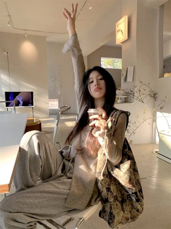 Άνοιξη 2023 Νέα λεπτά μανίκια flare πλεκτά Λεπτά, ευέλικτα, casual ζακέτα Top σέξι πλεκτές γυναίκες με μακρυμάνικο λαιμόκοψη V