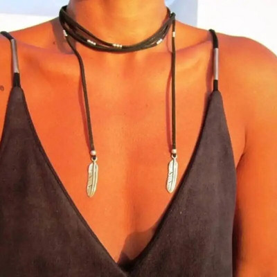 gara kulonu kaklarota Bohēmijas kaklarota, spalvu kaklarota, lapu kulons, bohēmas rotaslietas, ādas kaklarotas