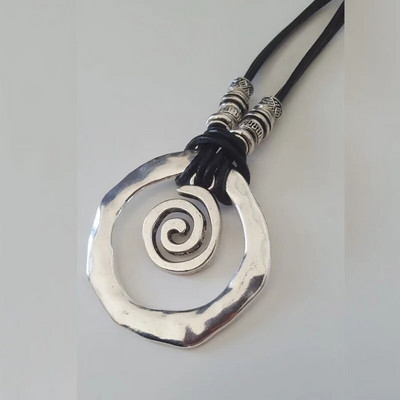 gara kulonu kaklarota Bohēmijas kaklarota, spalvu kaklarota, lapu kulons, bohēmas rotaslietas, ādas kaklarotas