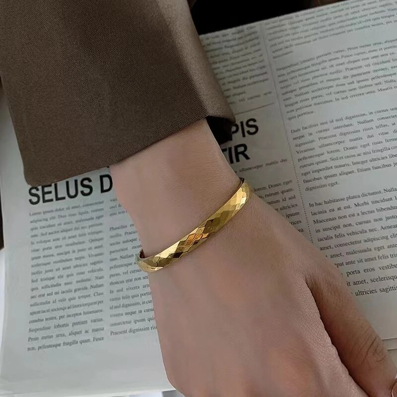 Jauna modes vienkārša titāna tērauda rokassprādze, klasiskas sieviešu nerūsējošā tērauda rokassprādzes