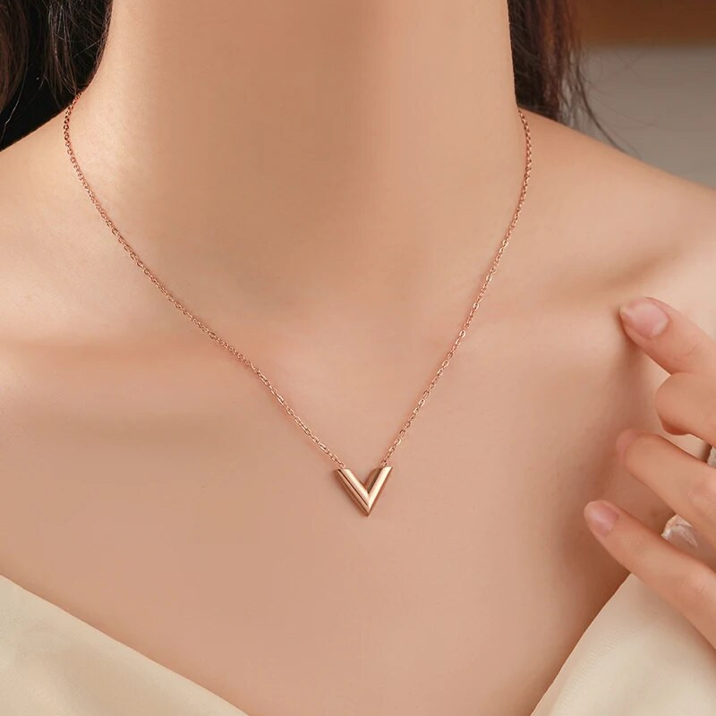 Modes zīmola V burtu kulonu kaklarota sievietei nerūsējošā tērauda sieviešu kaklarota Luksusa rotaslietas sievietēm