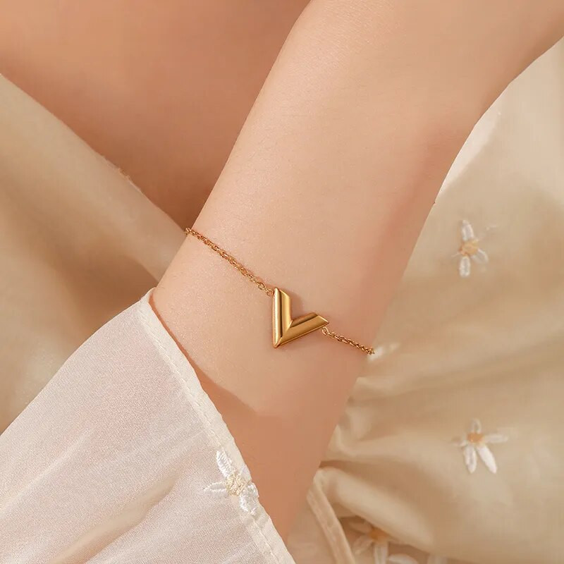 Modes zīmola V burtu kulonu kaklarota sievietei nerūsējošā tērauda sieviešu kaklarota Luksusa rotaslietas sievietēm