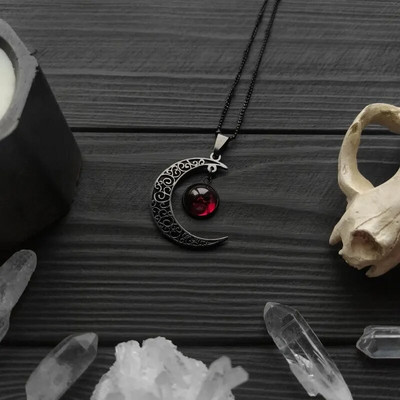 Goth Crescent Moon kaklarota tumša stila sarkans mēness kulons Wiccan raganu stilā Macabre amulets Halfmoon Luna roku darbs rotaslietas sievietēm