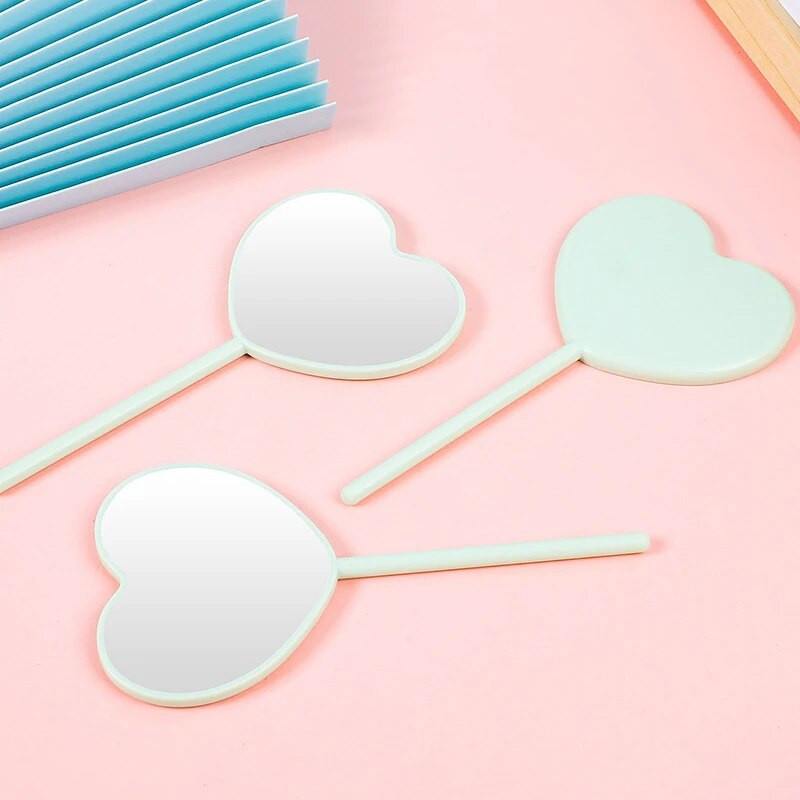 Rokā turams kosmētikas spogulis Mīlestības sirds spogulis Sieviešu roktura grims Kosmētiskie Skaistumkopšanas rīki Rokas kosmētiskais kosmētikas spogulis