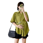 Vienspalviai nėščia moteris, vasarą maitinanti krūtimi, rūbai, netaisyklingi marškiniai trumpomis rankovėmis, apverčiamomis apykaklėmis, kasdienės žindančios palaidinės