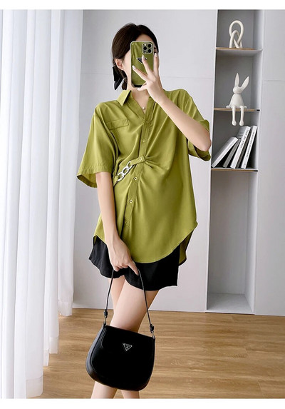 Vienspalviai nėščia moteris, vasarą maitinanti krūtimi, rūbai, netaisyklingi marškiniai trumpomis rankovėmis, apverčiamomis apykaklėmis, kasdienės žindančios palaidinės