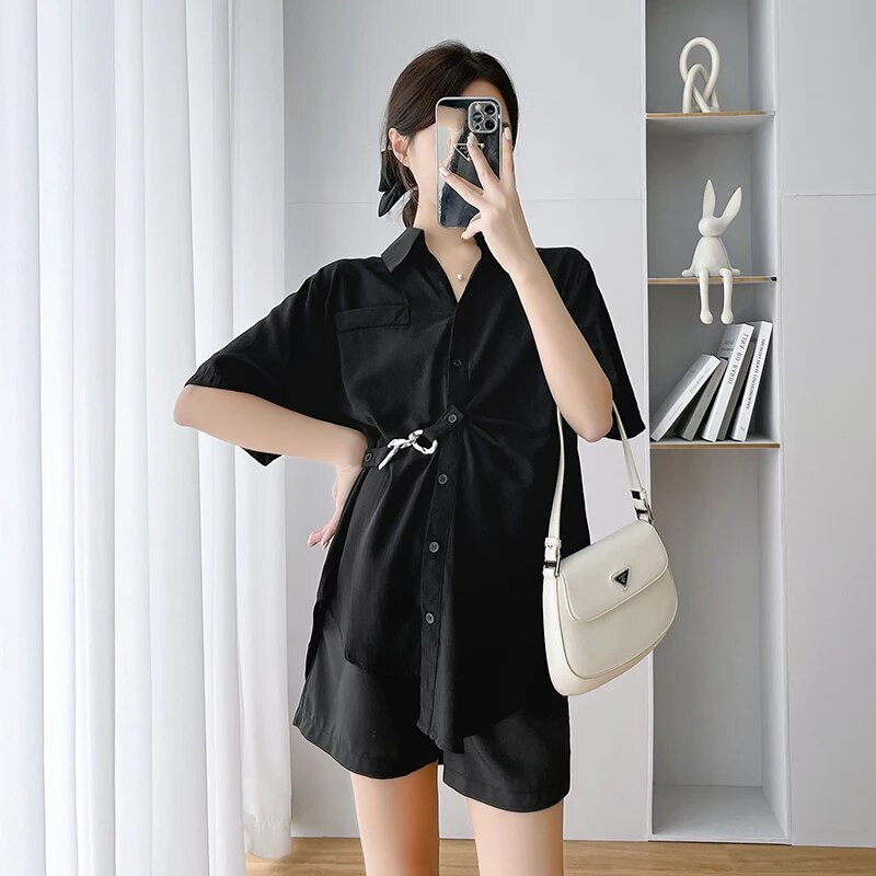 Vienspalviai nėščia moteris, vasarą maitinanti krūtimi, rūbai, netaisyklingi marškiniai trumpomis rankovėmis, apverčiamomis apykaklėmis, kasdienės žindančios palaidinės