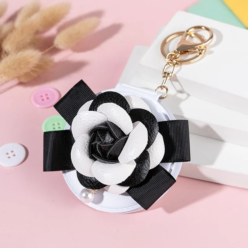 Mini džepno kozmetičko ogledalo za šminkanje od modne PU kože, dvostrano sklopivo, cvijet kamelije, božićni darovi, ženski privjesak za ključeve