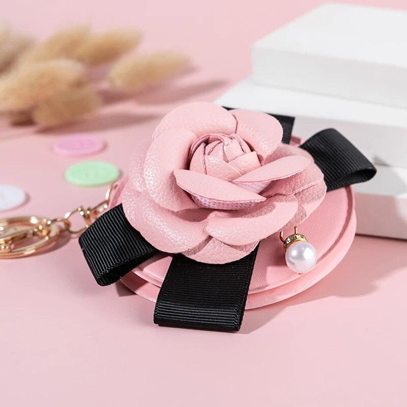 Mini džepno kozmetičko ogledalo za šminkanje od modne PU kože, dvostrano sklopivo, cvijet kamelije, božićni darovi, ženski privjesak za ključeve