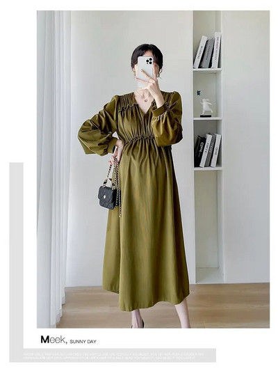 2023. gada rudens/ziemas grūtnieču kleita ar garām piedurknēm ar V-veida kakla izgriezumu ar augstu vidukli