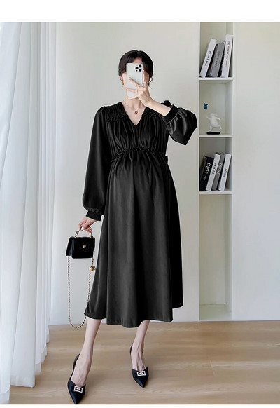 2023. gada rudens/ziemas grūtnieču kleita ar garām piedurknēm ar V-veida kakla izgriezumu ar augstu vidukli