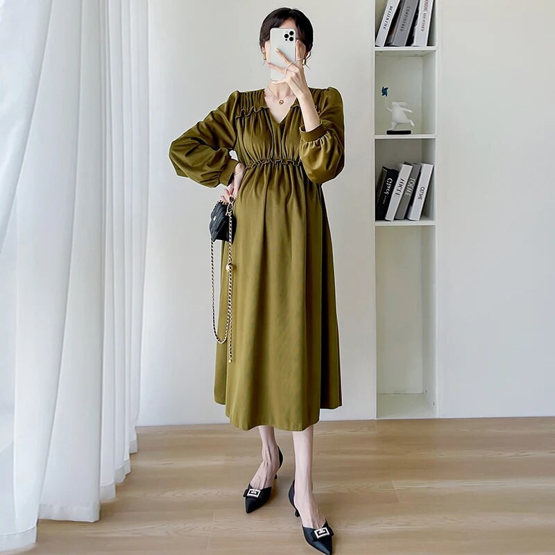 2023. gada rudens/ziemas grūtnieču kleita ar garām piedurknēm ar V-veida kakla izgriezumu ar augstu vidukli