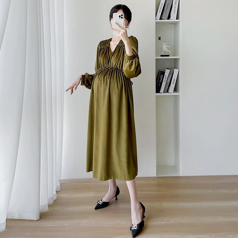 2023. gada rudens/ziemas grūtnieču kleita ar garām piedurknēm ar V-veida kakla izgriezumu ar augstu vidukli