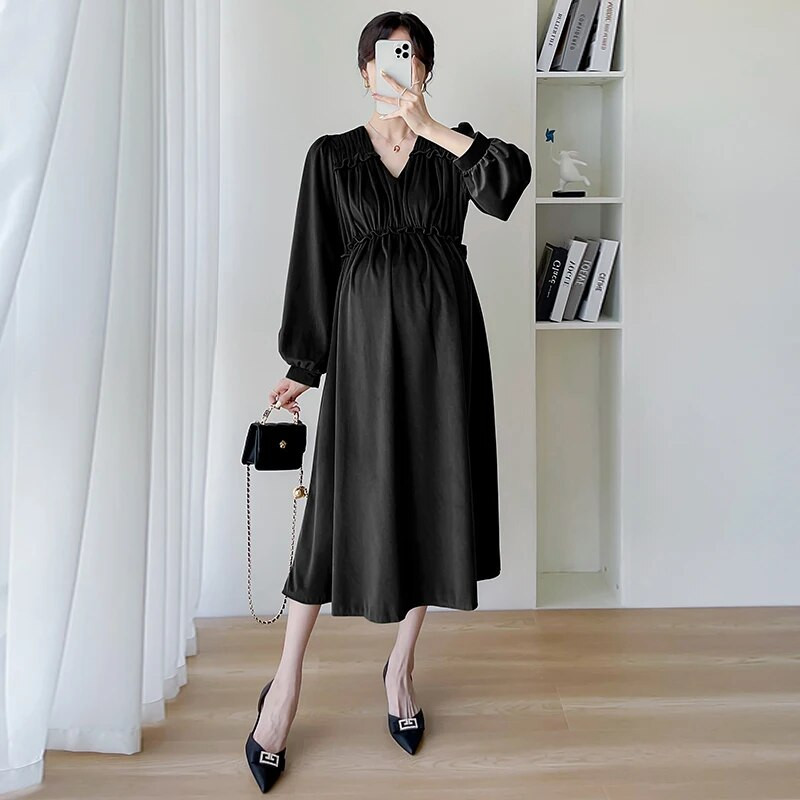 2023. gada rudens/ziemas grūtnieču kleita ar garām piedurknēm ar V-veida kakla izgriezumu ar augstu vidukli