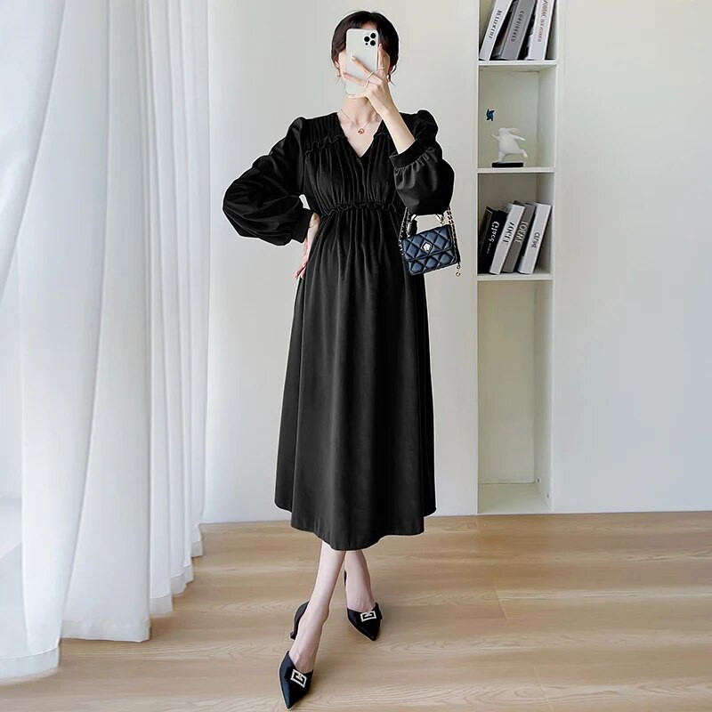 2023. gada rudens/ziemas grūtnieču kleita ar garām piedurknēm ar V-veida kakla izgriezumu ar augstu vidukli