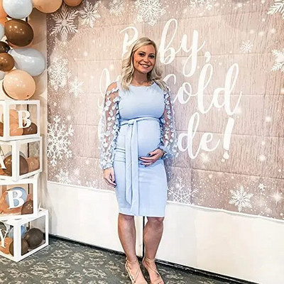 Krāšņa puķaina grūtnieču kleita ar elastīgu audumu un plūstošu siluetu grūtniecības fotografēšanai