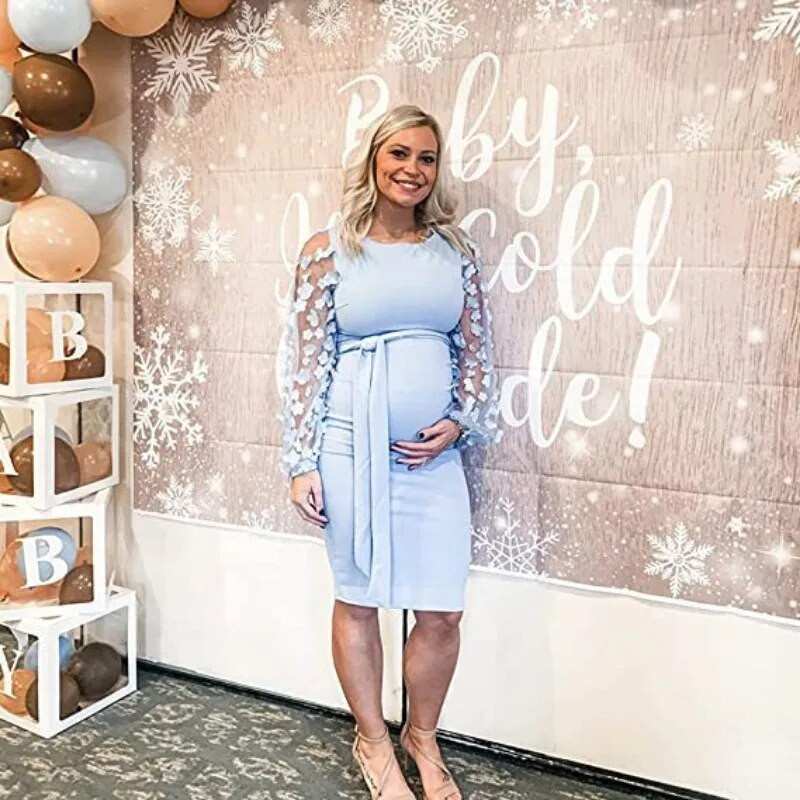 Krāšņa puķaina grūtnieču kleita ar elastīgu audumu un plūstošu siluetu grūtniecības fotografēšanai