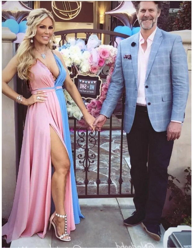 Rasedatele mõeldud kleidid fotosessiooniks Rannaroosad ja sinised õmmeldud riided rasedatele V-kaelusega lõhestatud seljata kleit