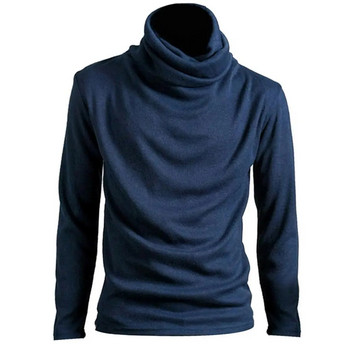 Κομψό μονόχρωμο ανδρικό γιακά με μακρυμάνικο πουλόβερ με μπλουζάκι από πάνω λεπτό