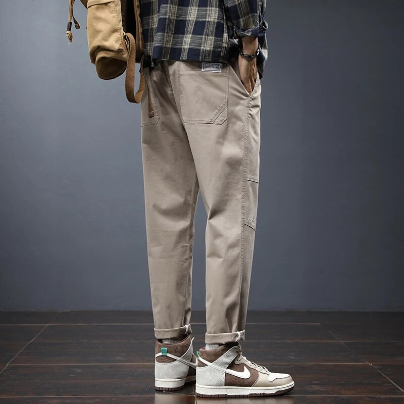 2023. gada rudenī populāras vīriešu ikdienas bikses, mīkstas, ērtas, brīvas, pieguļošas, daļēji elastīgas, plānas vīriešu bikses