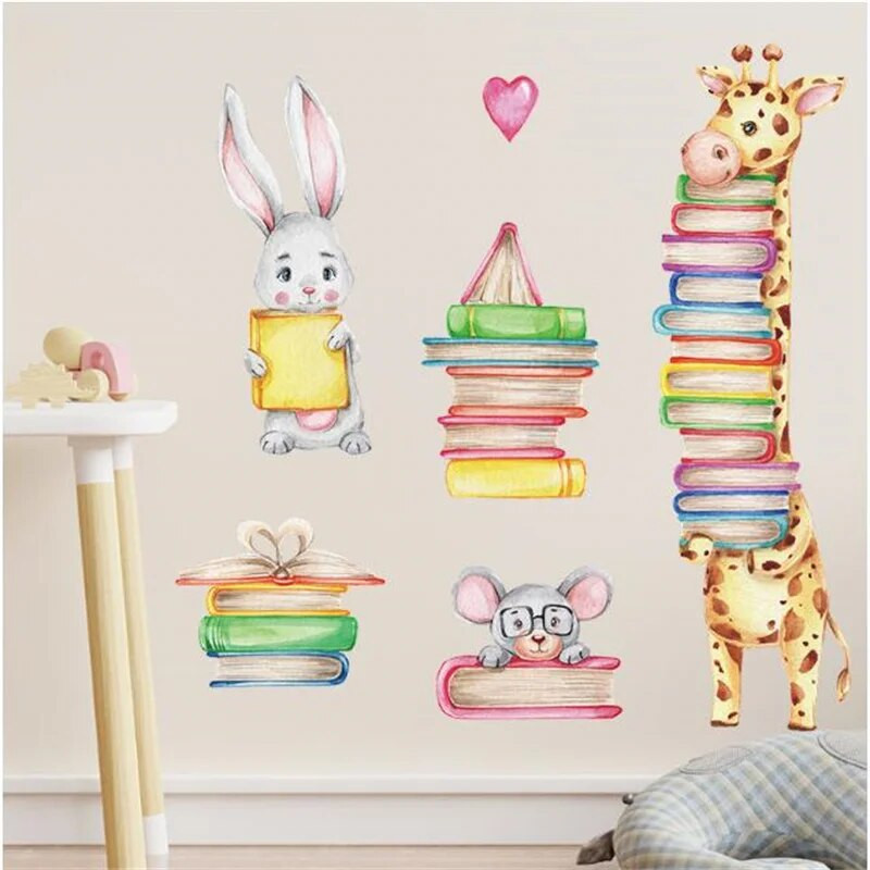 Žirafa triušis su knygų sieniniais lipdukais Darželio dekoras Vaikų skaityklos dekoravimas Studentų bibliotekos lipdukas Klasės freskos plakatai