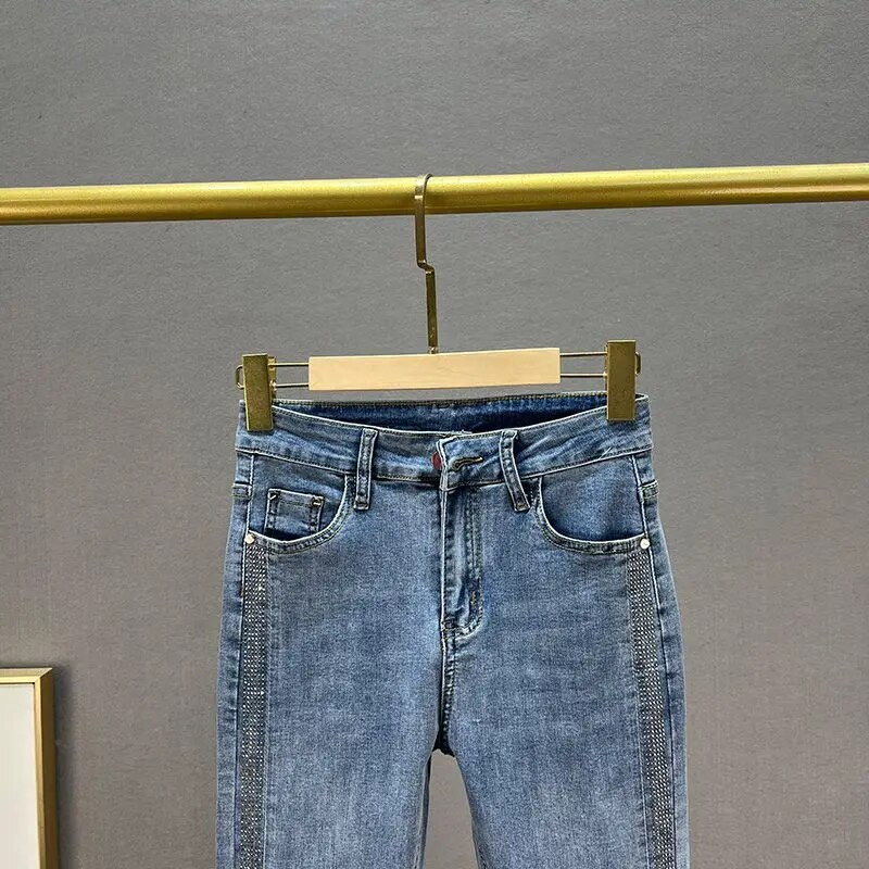 Sieviešu džinsi ar augstu vidukli Modes elastīgas džinsu bikses 2023. gada rudens, jaunas kokvilnas elastīgās, plānās, karstā Rhinestone džinsa bikses