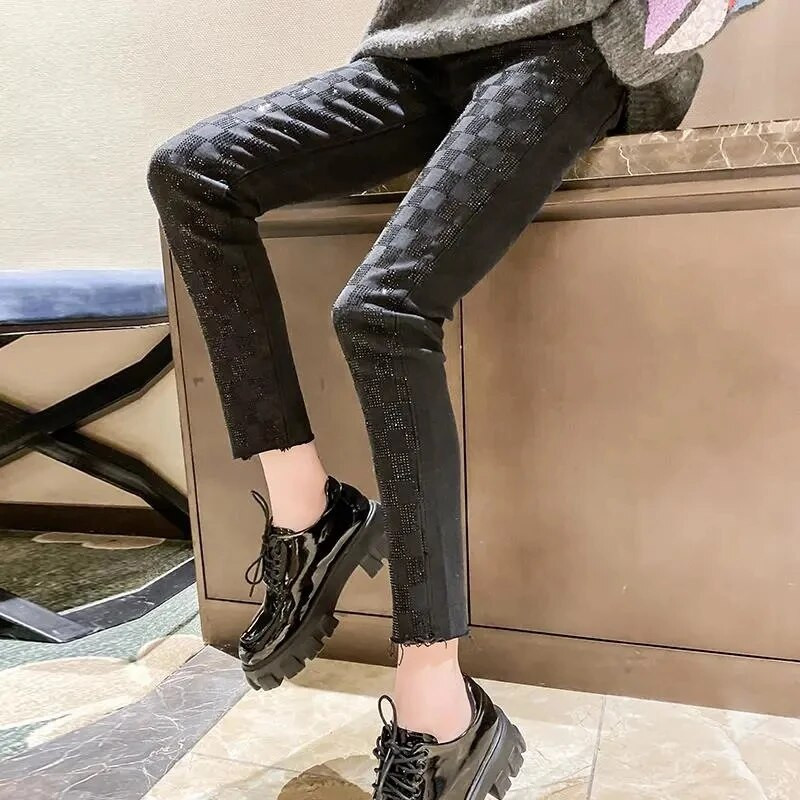 Juodi džinsai, moteriški 2023 m. pavasaris, Nauji sunkiosios pramonės kalnų krištolinio akmens džinsai aukštu juosmeniu buvo ploni pieštuko formos kelnės, moteriškos džinsinės kelnės, ruduo