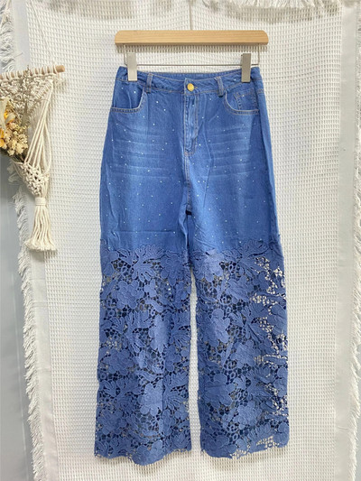 Modes, eleganti sieviešu džinsi ar mežģīnēm ar augstu vidukli.