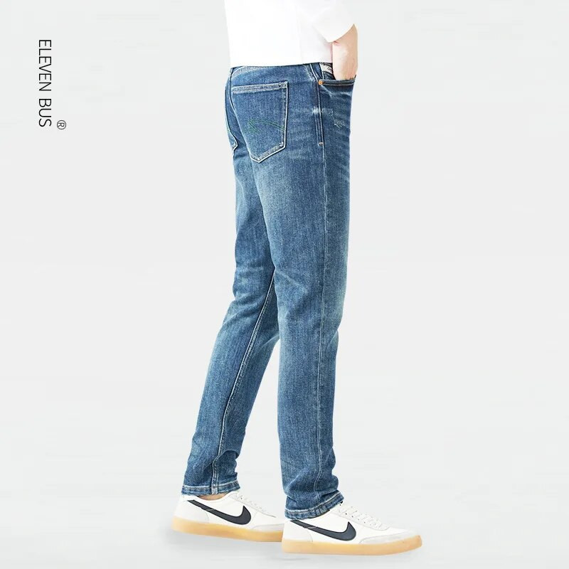 Új, csúcskategóriás férfi, egyenes szárú, karcsúsított lábszárú farmer divatosan mosott férfi farmernadrág