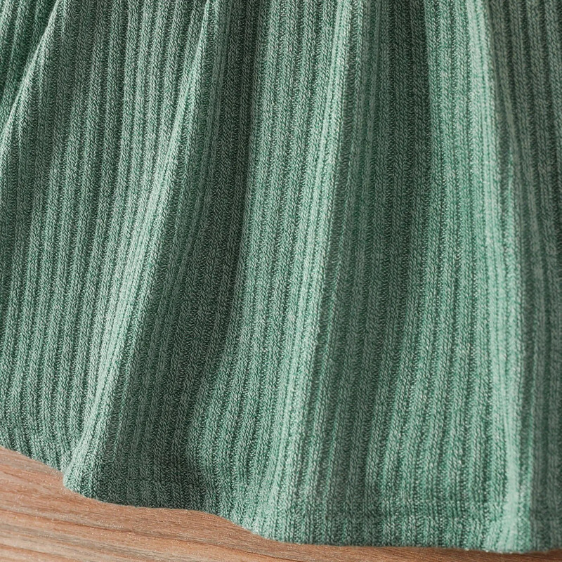 PatPat Baby Girl pogas priekšpuse, cieta rievota adīta kleita ar garām piedurknēm, mīksta un ērta, ideāli piemērota ikdienas valkāšanai. Pamatstils