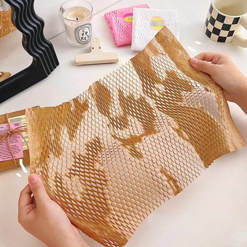 Környezetbarát méhsejt papírháló, üreges csomagolópapír, barkácsolt illatos gyertya virágos művészeti ajándékdoboz csomagolás kézzel készített anyagok