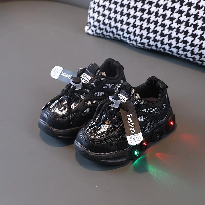 Sporta kurpes bērniem Modes LED gaismas apavi burtu siksnas sietu elpojošs 1–6 gadus vecs gaismas apavi Ikdienas sporta apavi zēnu apavi