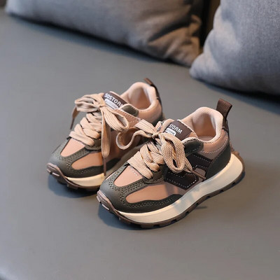 2023. gada jauni, aktuāli tiek pārdoti jauki, pirmie staigātāju sporta apavi zīdaiņiem. Jauki bērnu tenisa apavi pirmsskolas vecuma klasiskajiem sporta apaviem zēniem un meitenēm